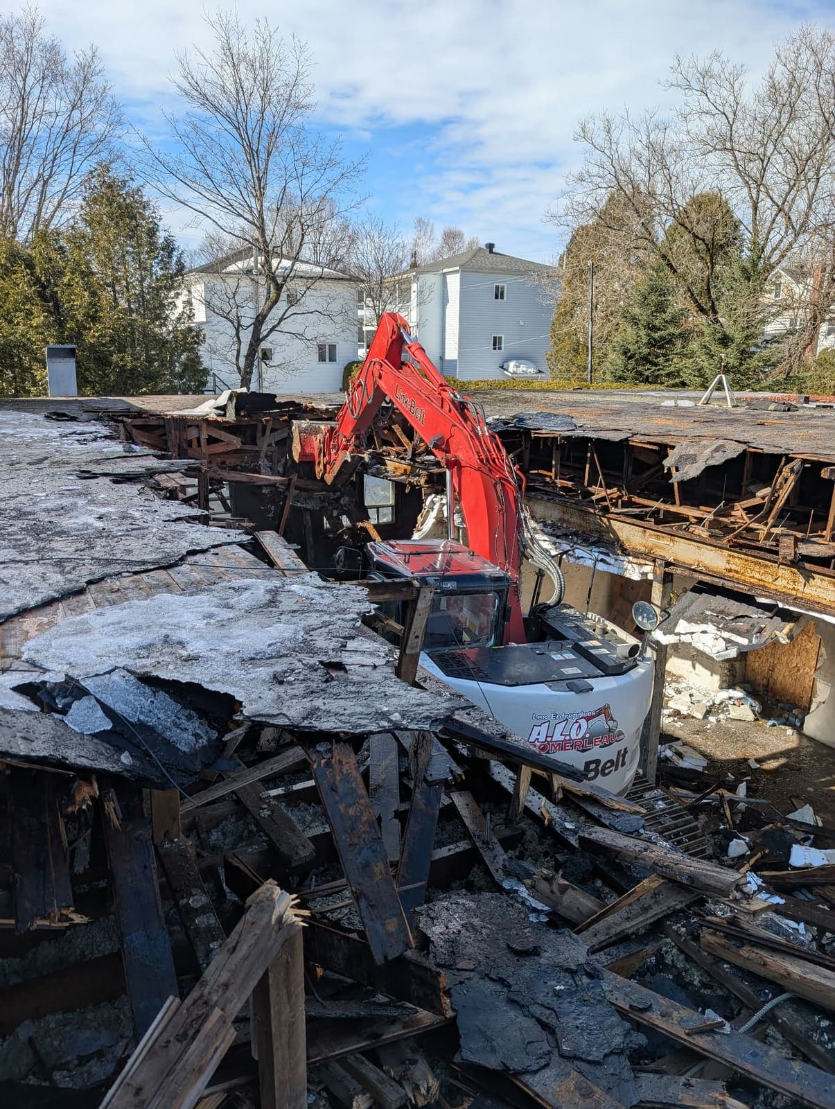 Travaux de démolition en cours à Thetford Mines, équipement lourd sur le site