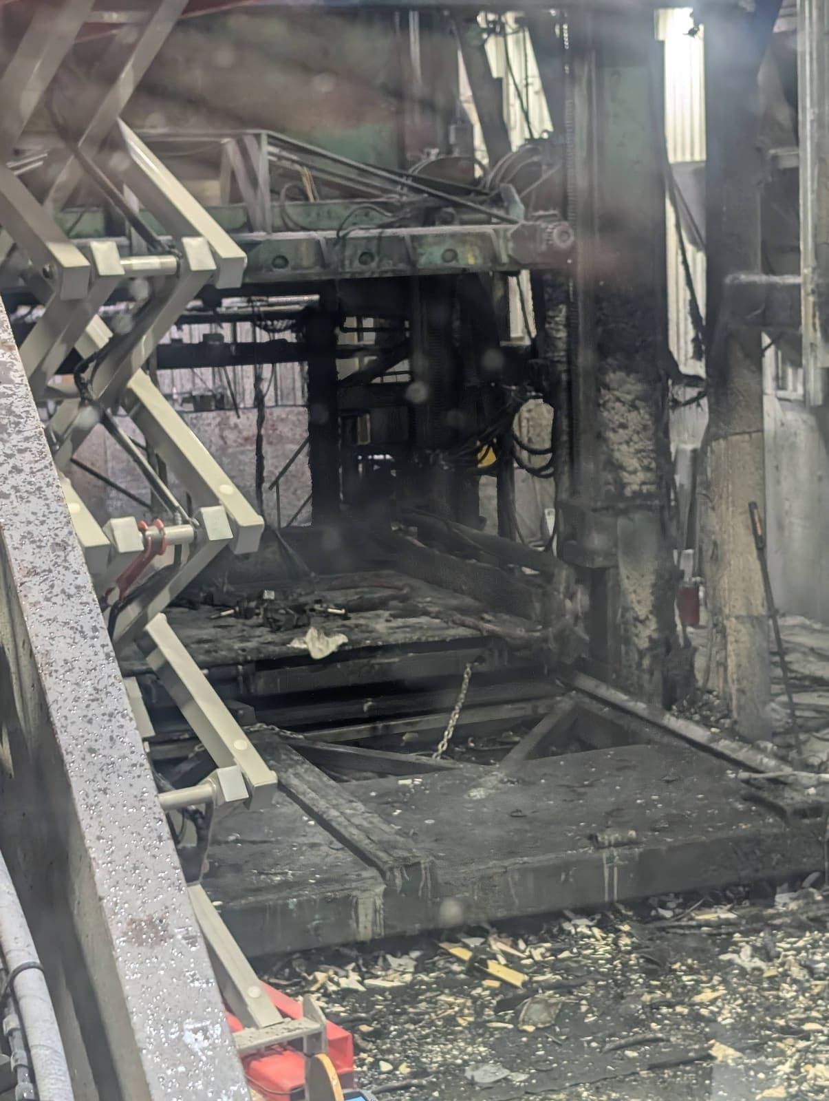 Plateforme métallique partiellement démantelée, structures industrielles à découper