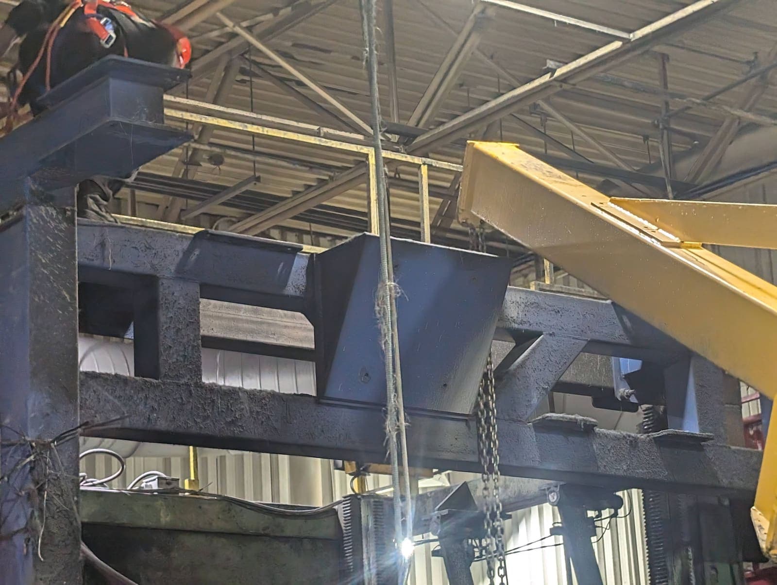 Structure métallique massive en cours de démontage, équipement industriel suspendu