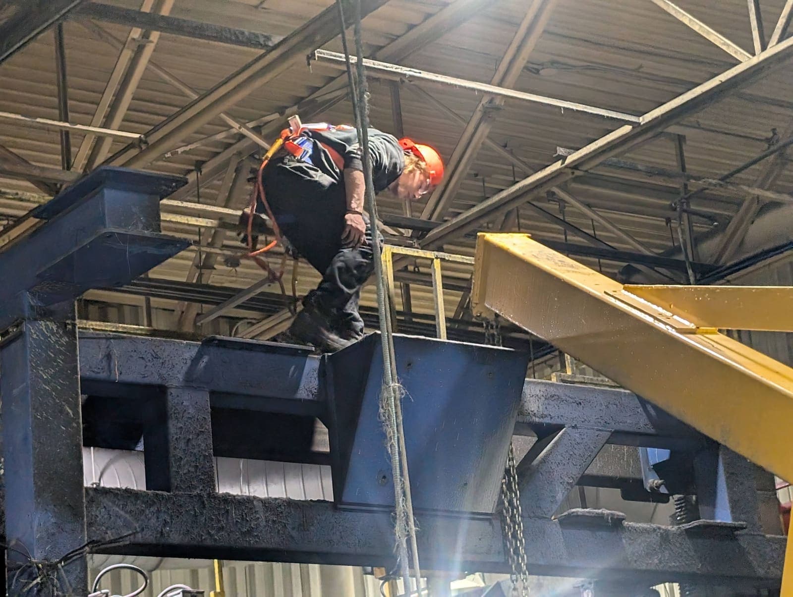 Démontage d'une structure d'acier en hauteur dans l'usine