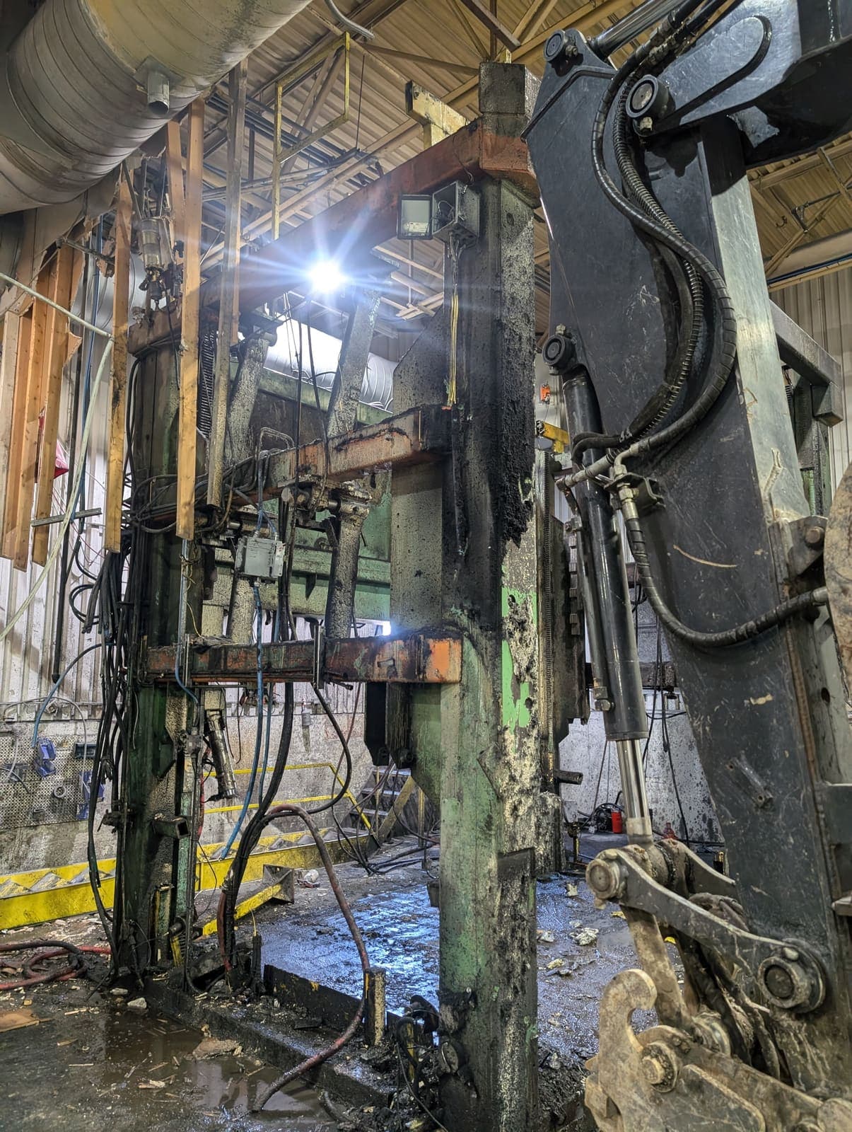 Vue rapprochée d'équipement industriel partiellement démantelé