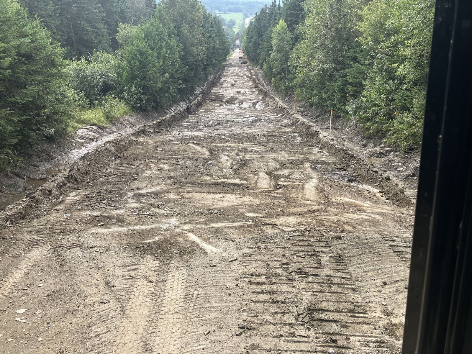 Chemin forestier en cours de réfection et drainage à Saint-Pierre-de-Broughton, vu depuis la cabine d'une machinerie lourde