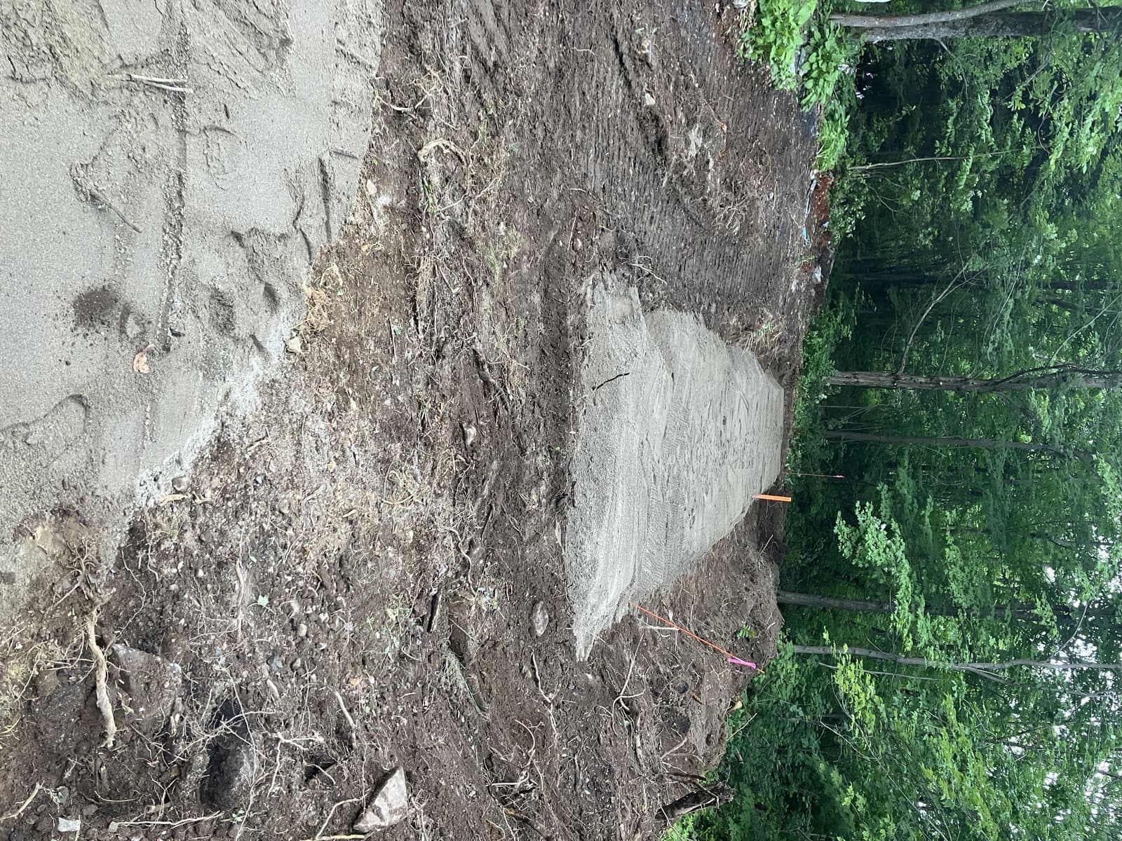 Préparation d'un terrain résidentiel avec coffrage de béton pour drainage