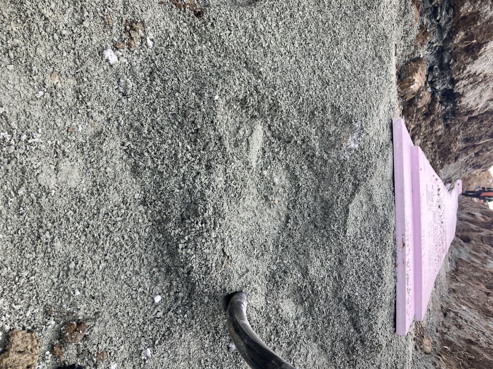 Tranchée de drainage avec panneaux d'isolant rose remblayés progressivement