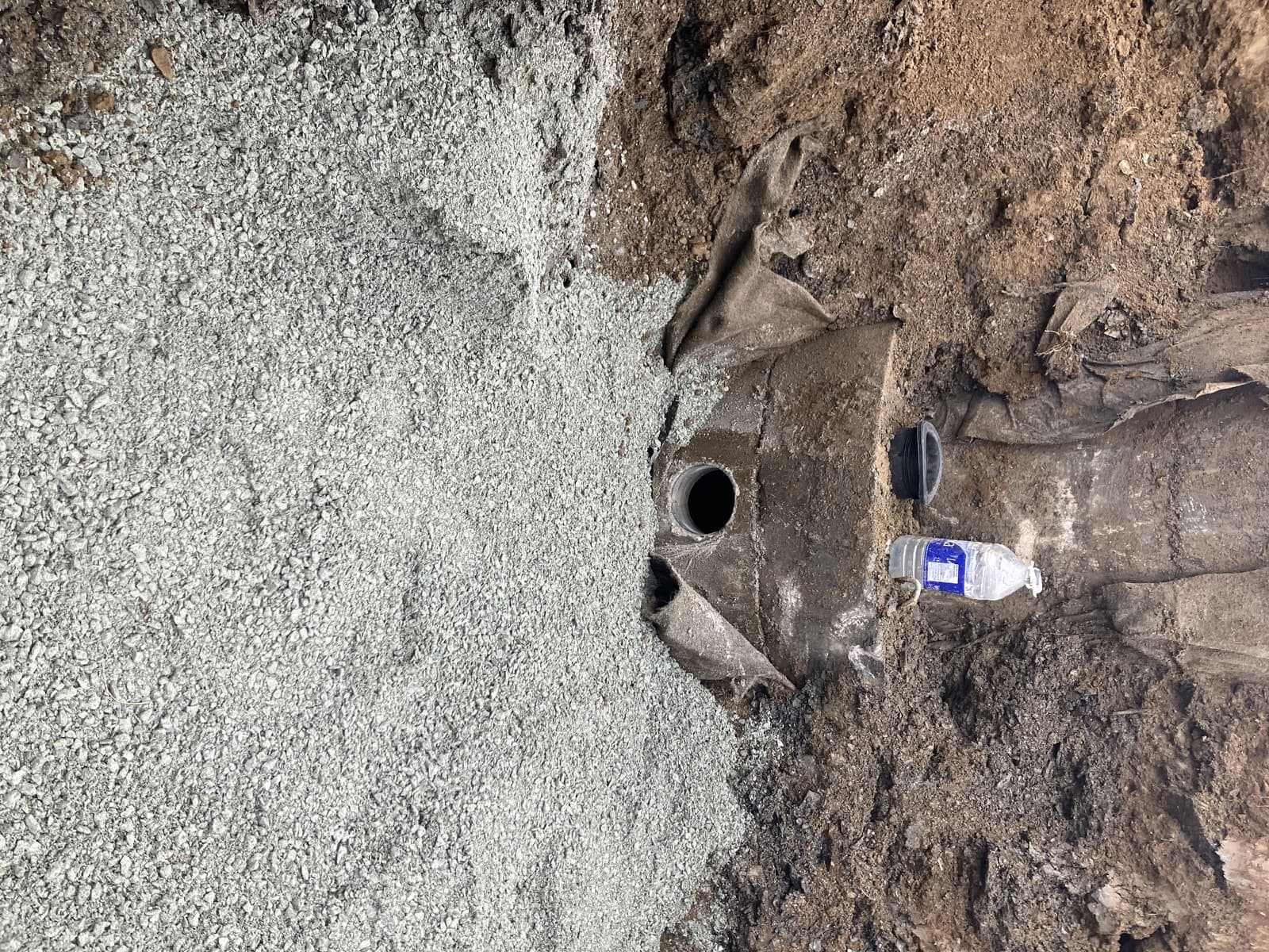 Regard de drainage installé dans une tranchée avec lit de gravier