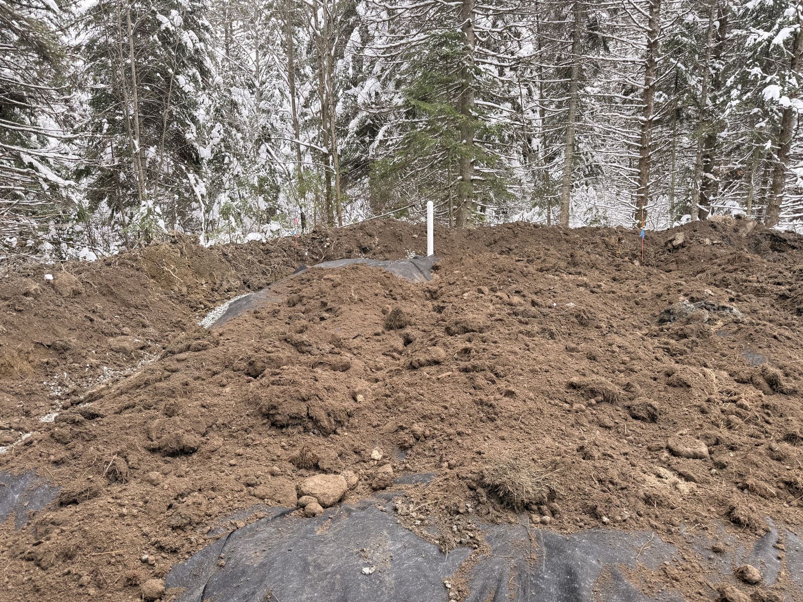 Champ de polissage recouvert de terre, étape de remblayage à Thetford Mines