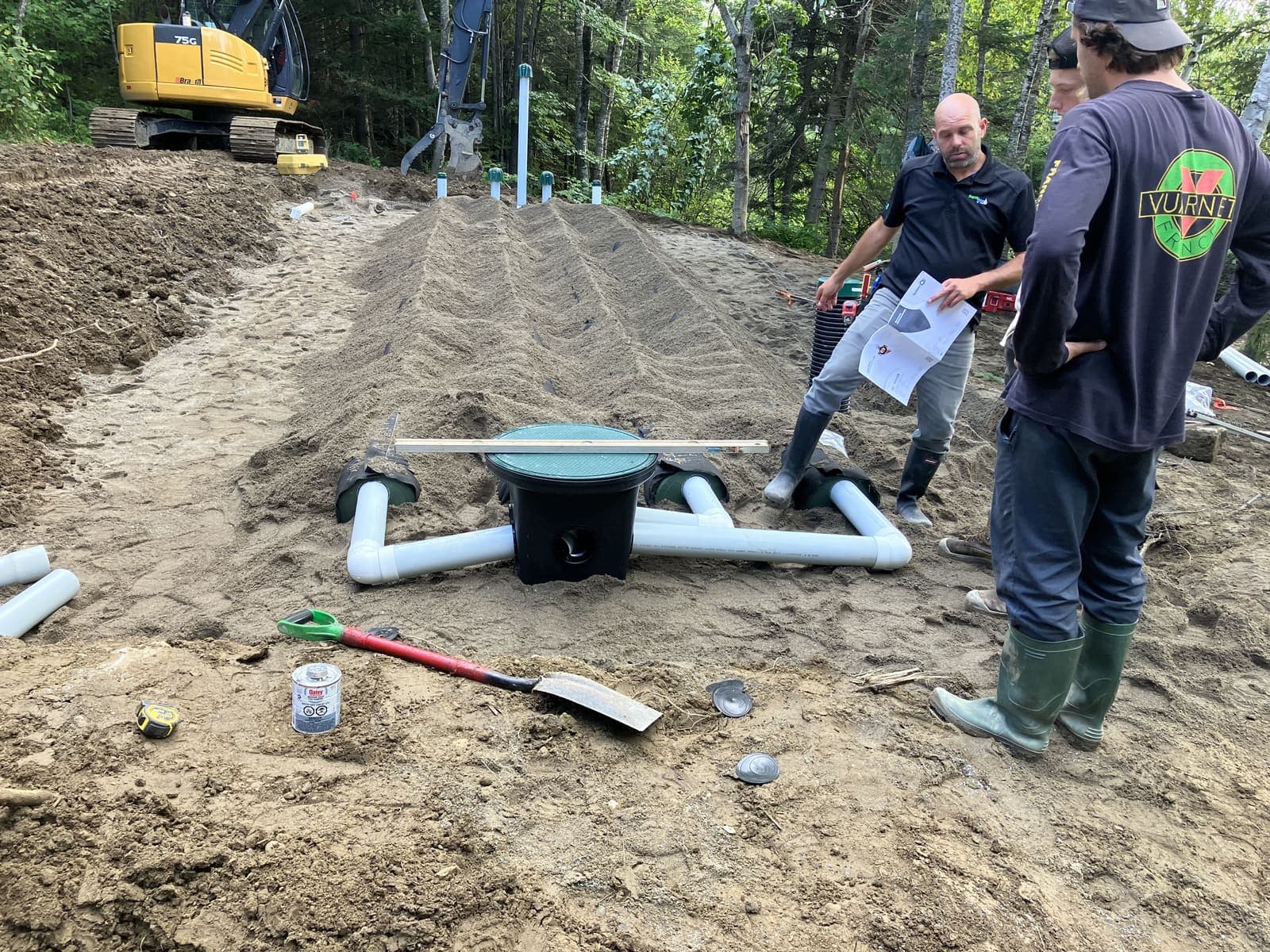 Installation d'une fosse septique et conduites PVC, équipe d'A.L.O Pomerleau et inspecteur sur le site