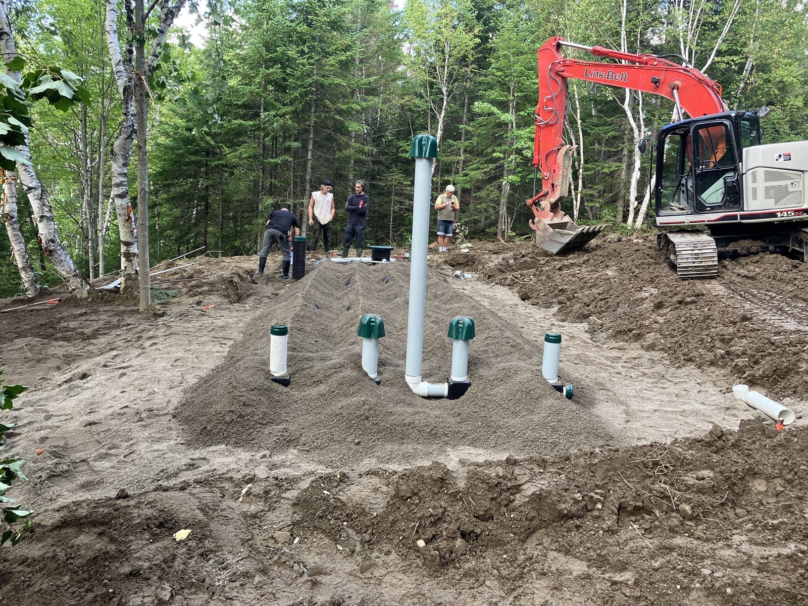 Excavation pour fosse septique en bordure de chemin forestier
