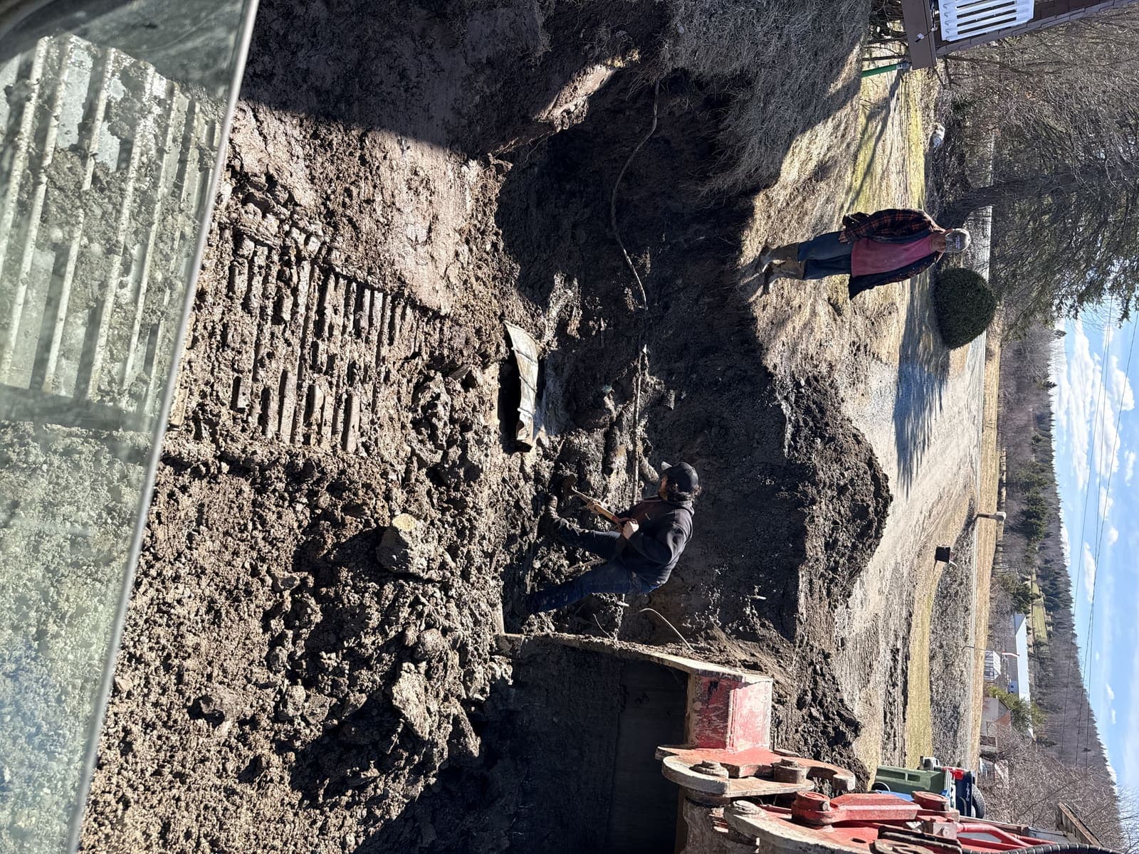 Excavation pour installation septique à Adstock, pelle hydraulique en action devant une résidence