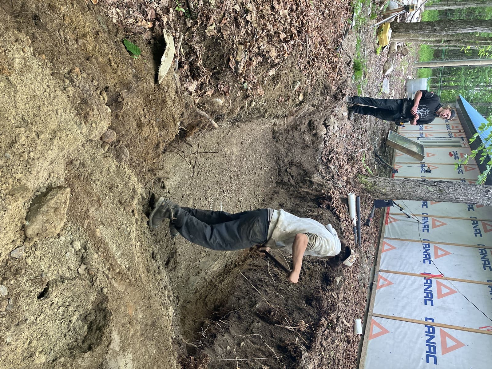 Excavation manuelle pour installation septique en pente boisée, équipe A.L.O Pomerleau