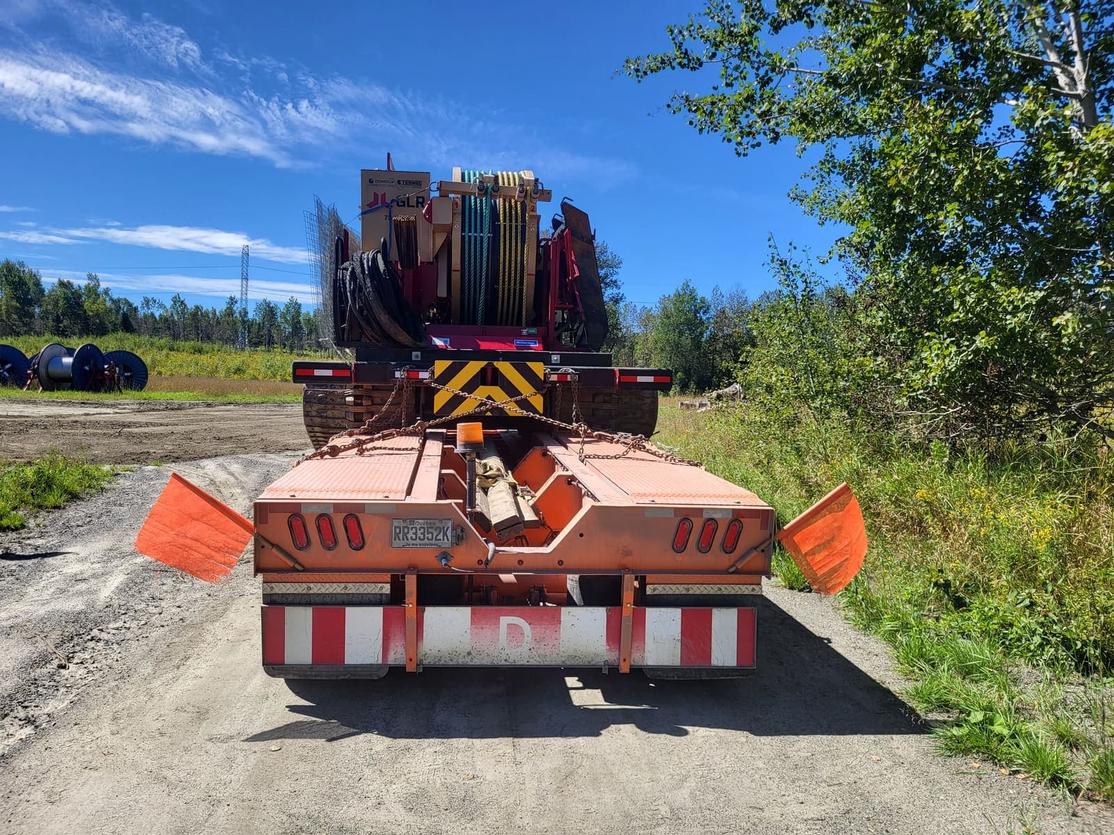 Vue arrière du fardier transportant un équipement spécialisé avec bobines de câble