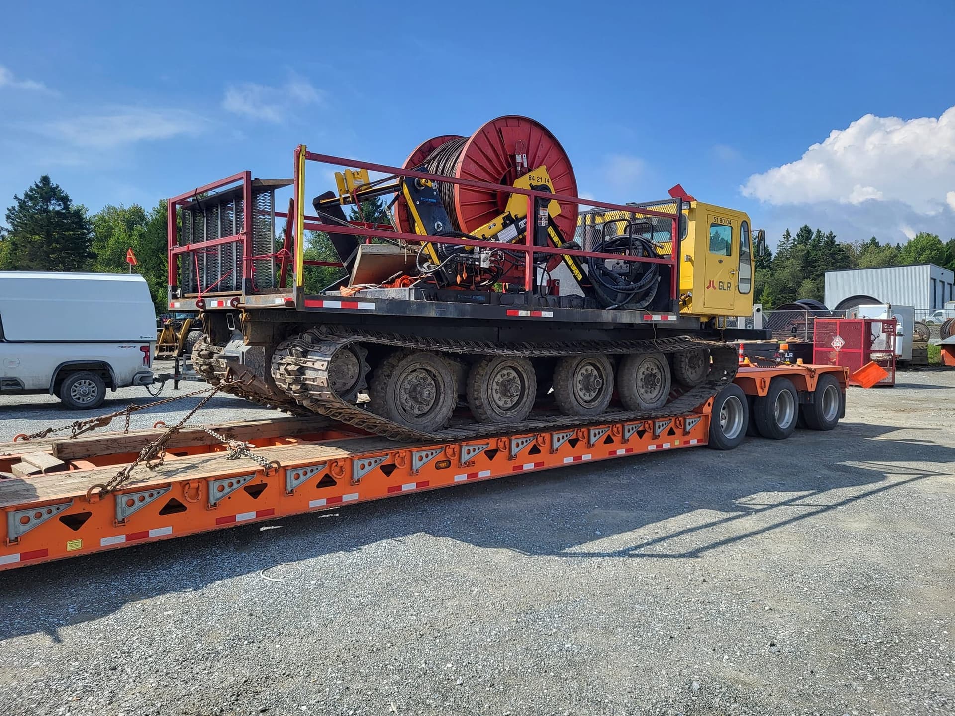 Machine de forage chenillée transportée par fardier en Beauce — A.L.O. Pomerleau Ltée