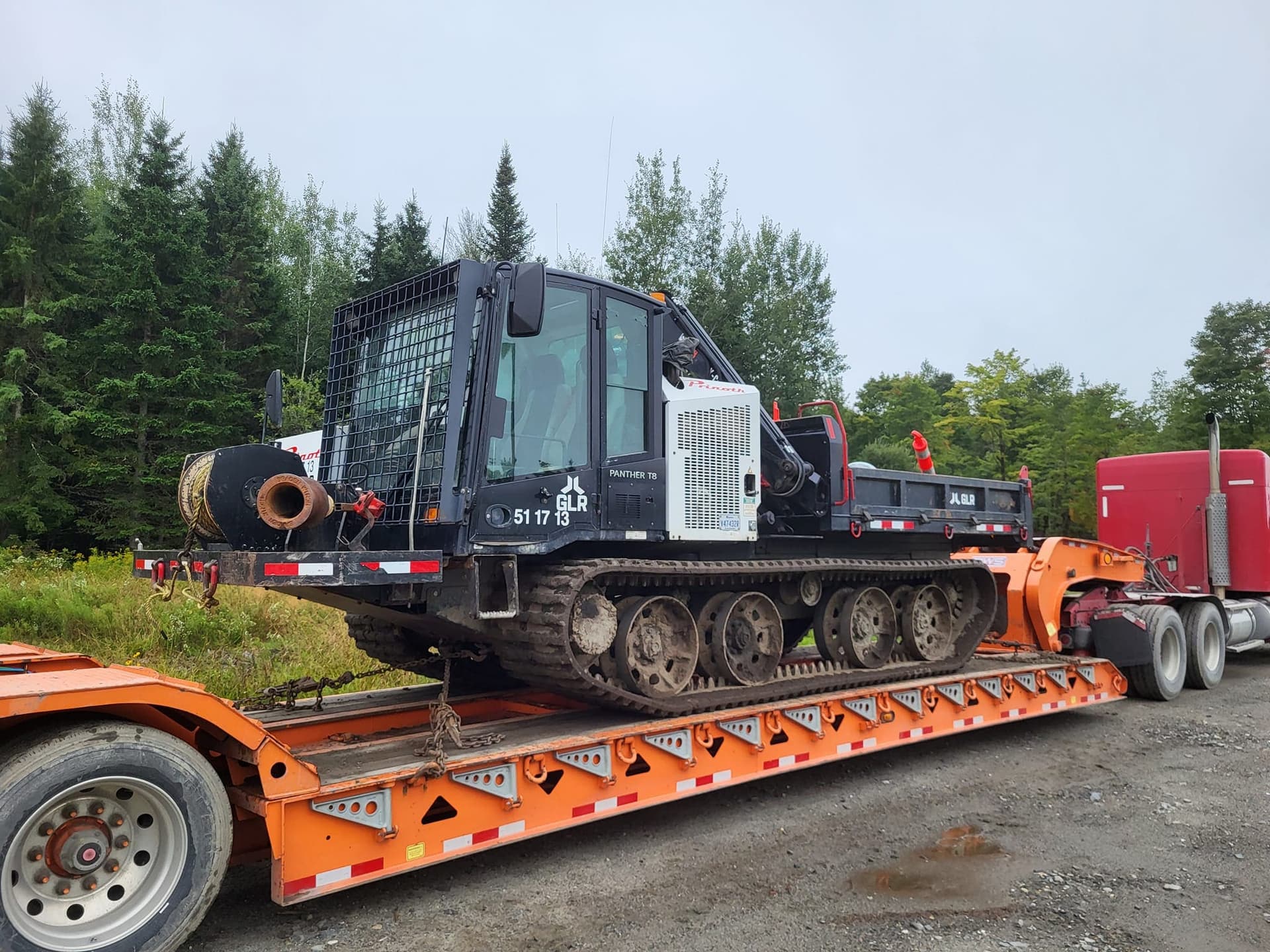 Transport d'une machine chenillée Panther sur fardier — A.L.O. Pomerleau Ltée
